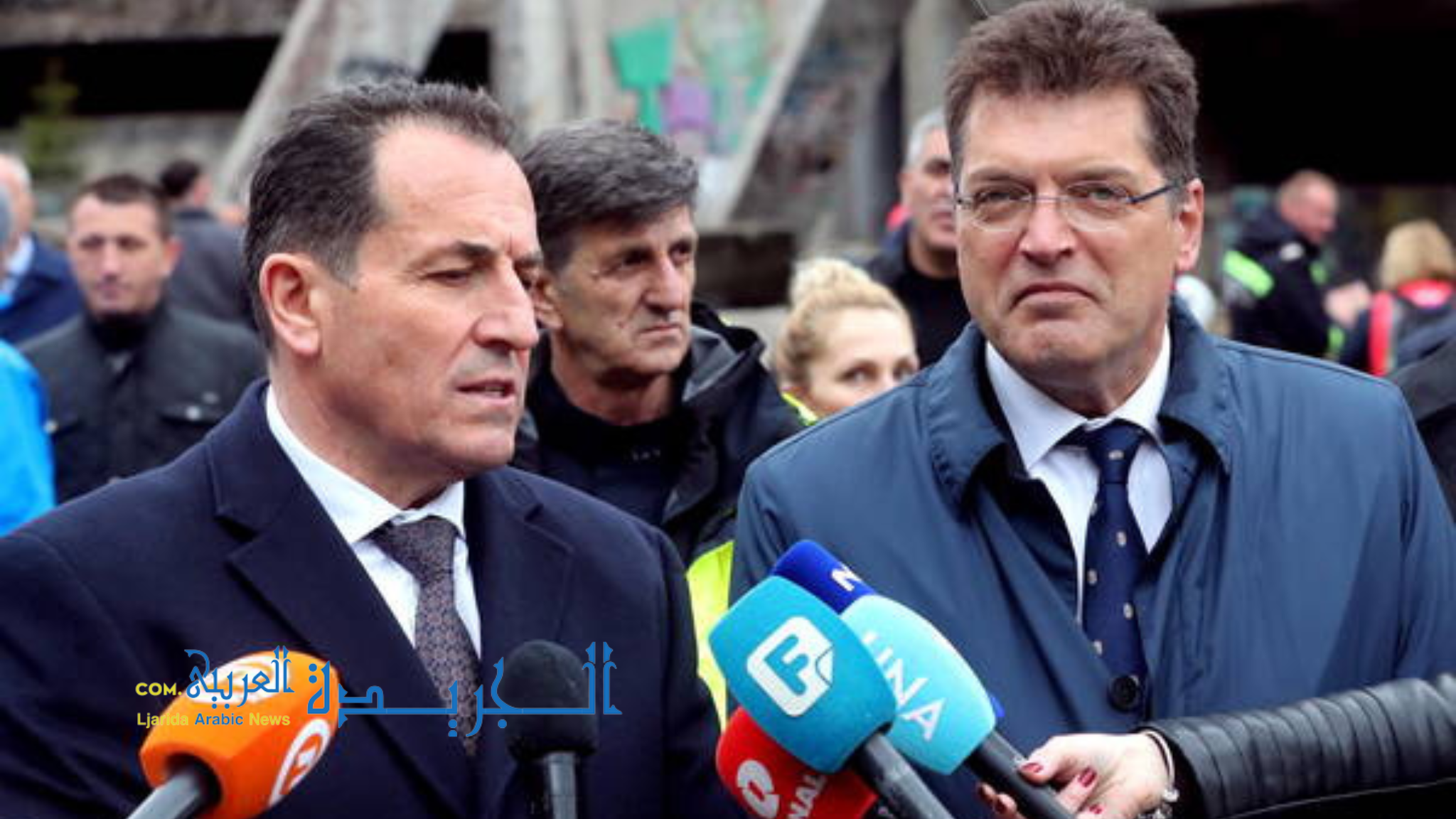 وزير الأمن البوسني سيلمو سيكوتيك ومفوض الاتحاد الأوروبي لإدارة الأزمات ، يانيز لينارجيك (د)