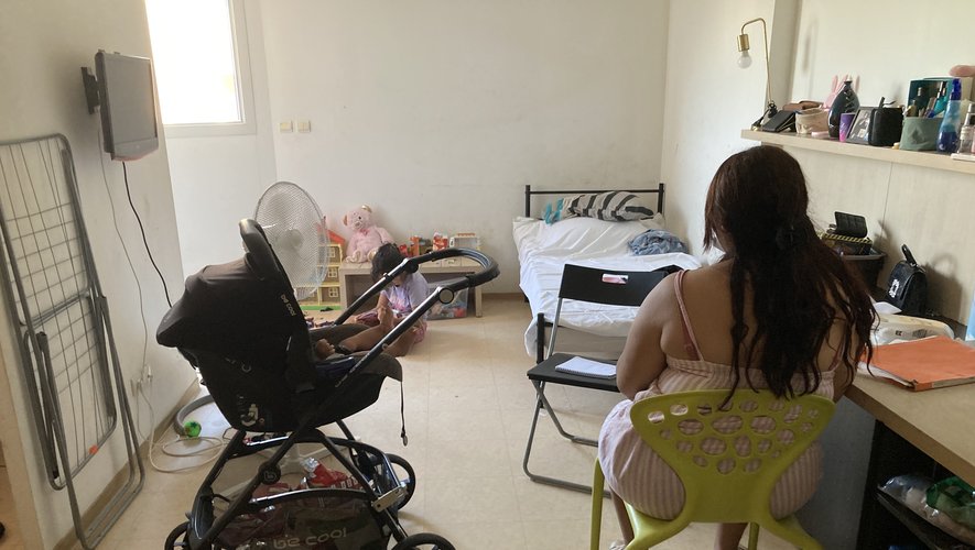 السيدة المغربية غزلان رفقة أبنائها في الفندق (Midi Libre - E. L.)