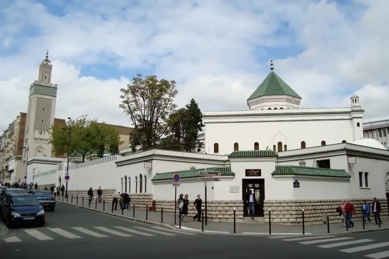 مسجد باريس الكبير الذي بني بأمر من السلطان المغربي مولاي يوسف و افتتح في عام 1926 بحضور السلطان والرئيس الفرنسي غاستون دومرغ
