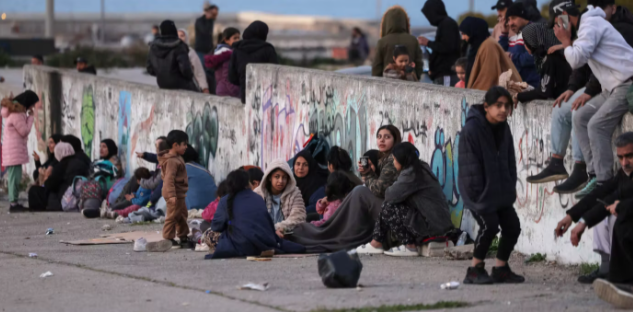 نازحون من الضاحية الجنوبية لبيروت يتجمعون في ساحة الشهداء شمال المدينة في 5 مارس 2026. خليل عشاوي / رويترز