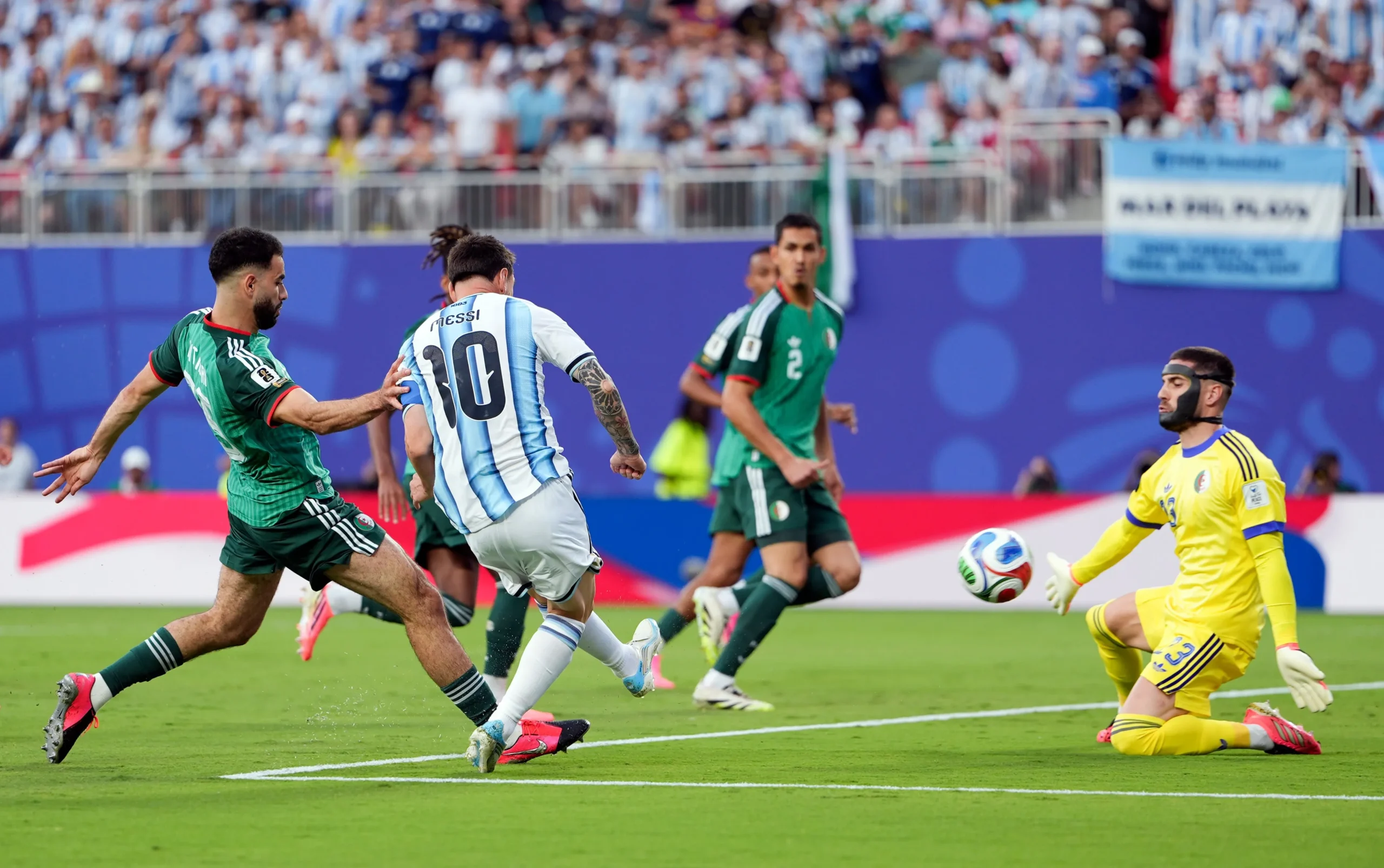 ليونيل ميسي يسجل هدفا لوكا زيدان خلال مباراة الجزائر والأرجنتين.Crédits photo : Xinhua / Icon Sport
